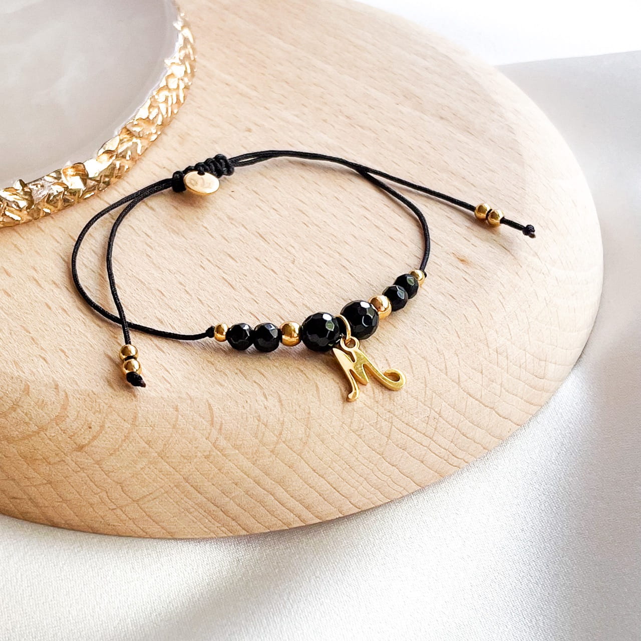 Czarna Bransoletka z kamieniami onyks i literą /Pure Simple Letter Black/